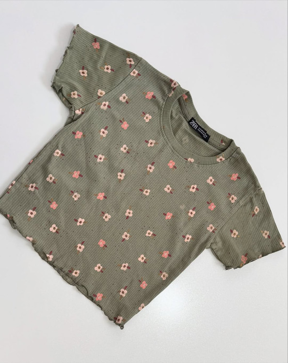 کراپ تیشرتی سبز گلدار